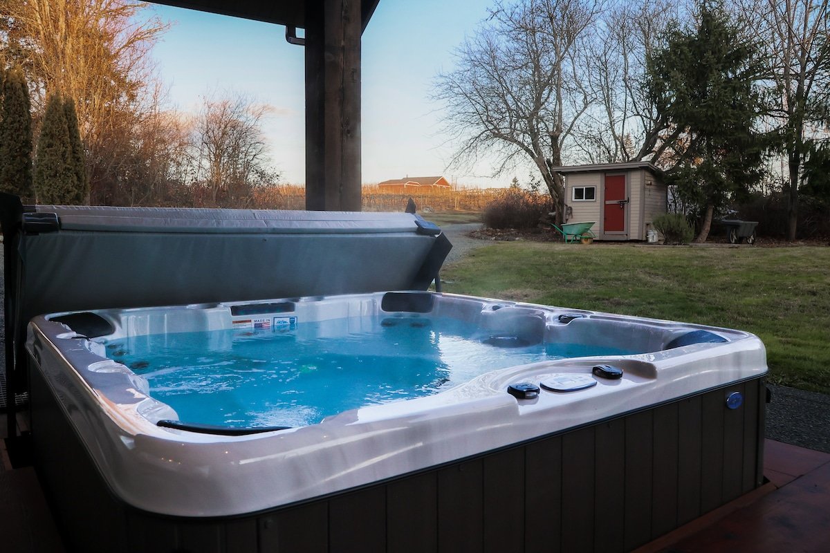 5 BR Farmhouse w/ Pool & Hot tub gallery image 4