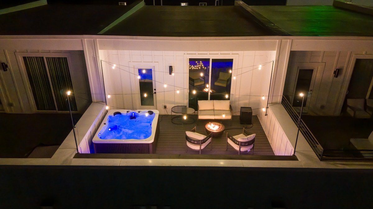 Minutes to Downtown • 17 Beds • Hot Tub • Gameroom gallery image 3