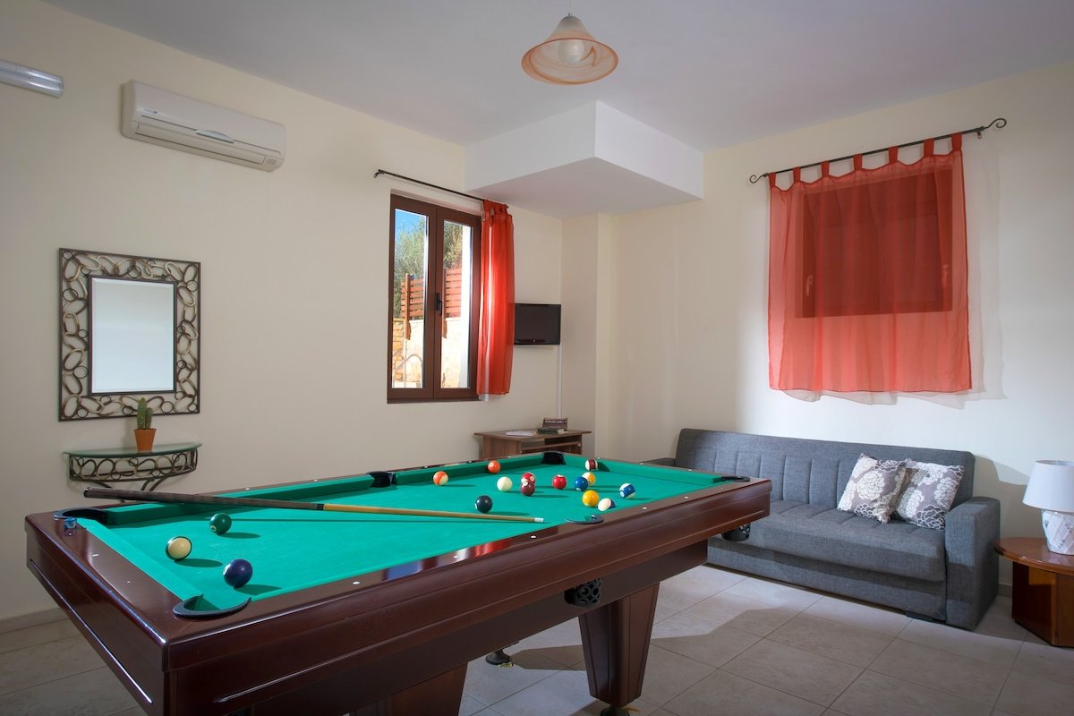 Large Group Villa w/ Gym, Hot Tub & Billiard gallery image 5