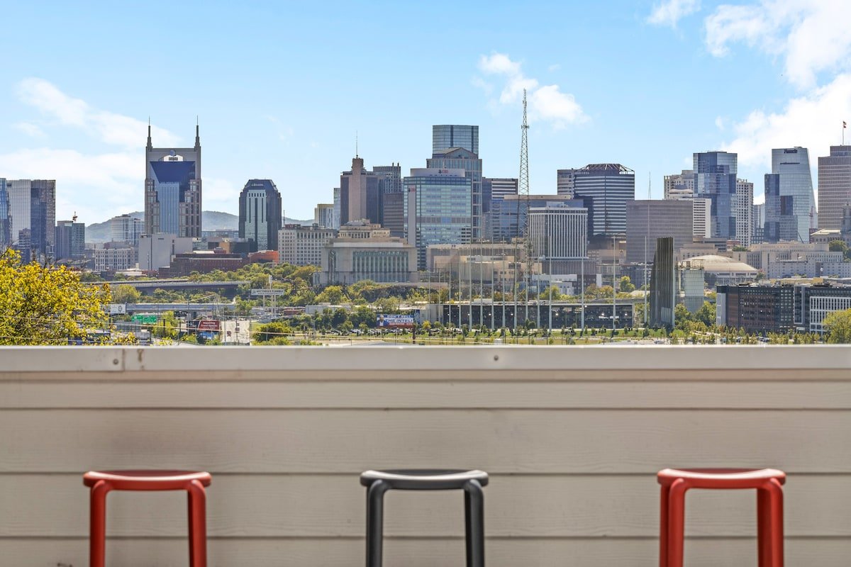 Skyline Stunner | Mins to DT, Hot Tub, Fire Pit! gallery image 4