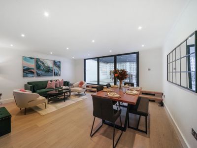 Spacious 3-bed split level flat