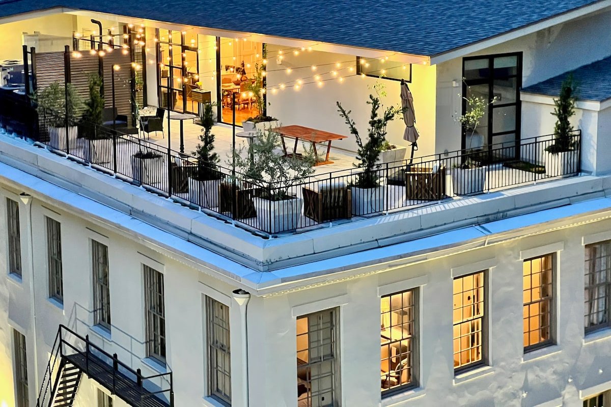 Vacation rental w/ Party Rooftop- Block to Parades gallery image 2