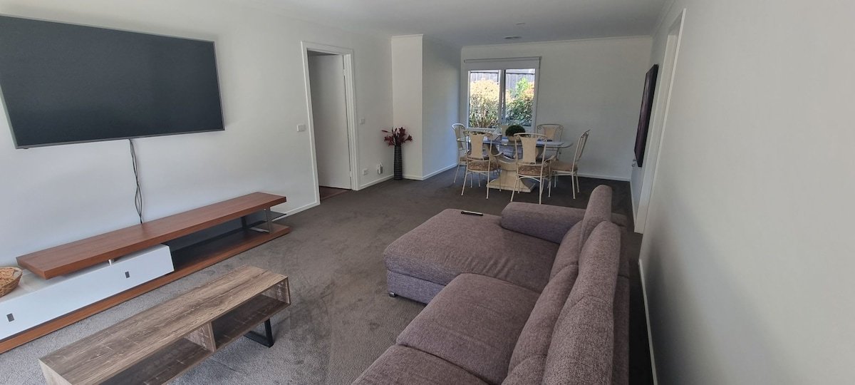 Beautiful 4 bedroom home with pool, spa, billiards gallery image 2