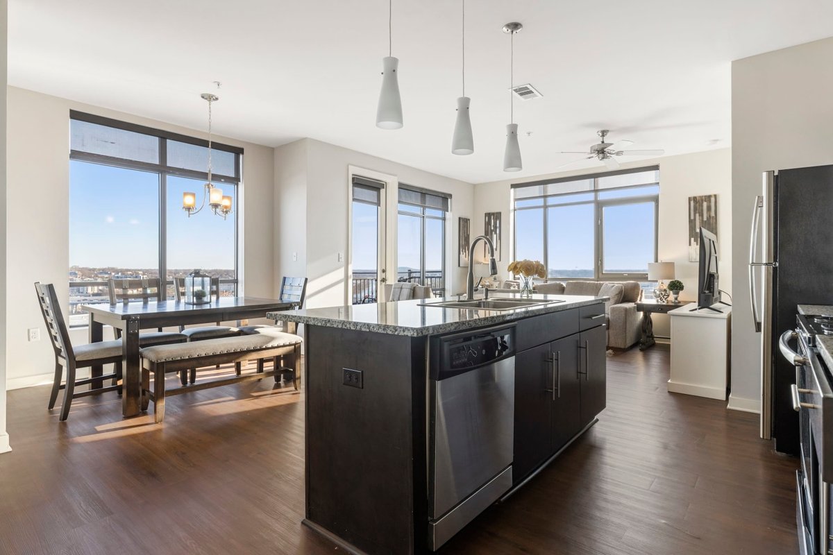 Luxurious Downtown Corner Views 2 bed 2bath 61