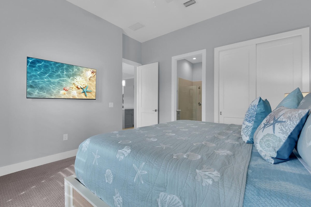 Begonia Bay | Luxe Waterfront • Pool • Hot Tub gallery image 5