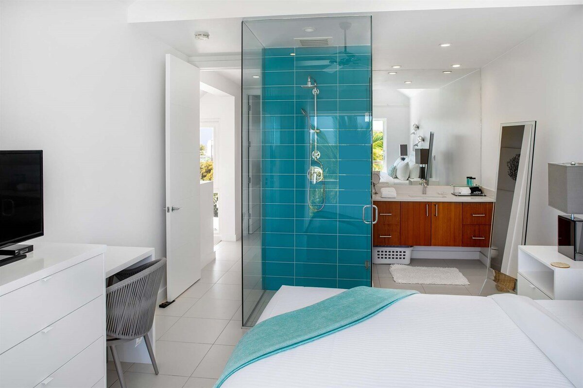 Lux Solaris: Villa w/Pool & Golf Cart by the Beach gallery image 3