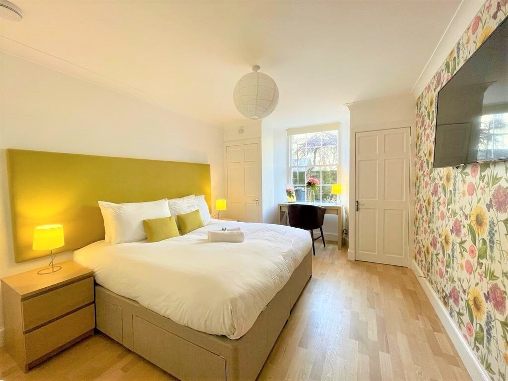 Elite 3 Bed New Town Apt w/ Private Walled Garden gallery image 3