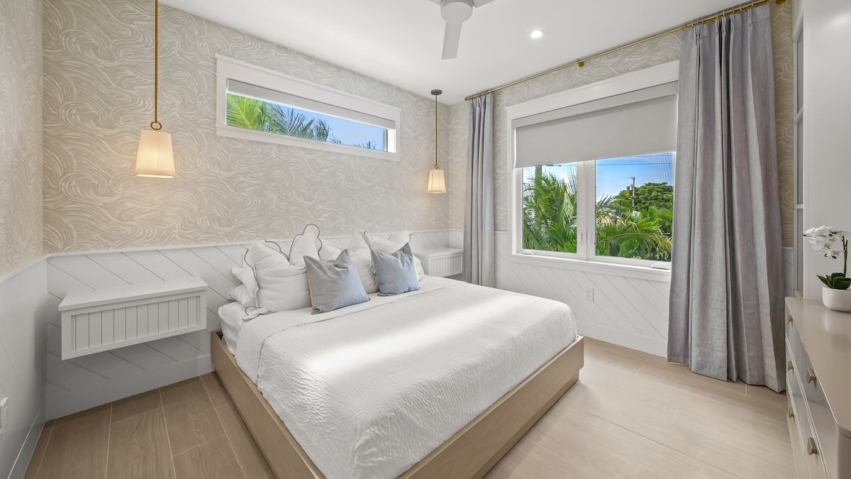 Gulf Views. Walk to St Armands+Beach. Pool+Slide gallery image 5