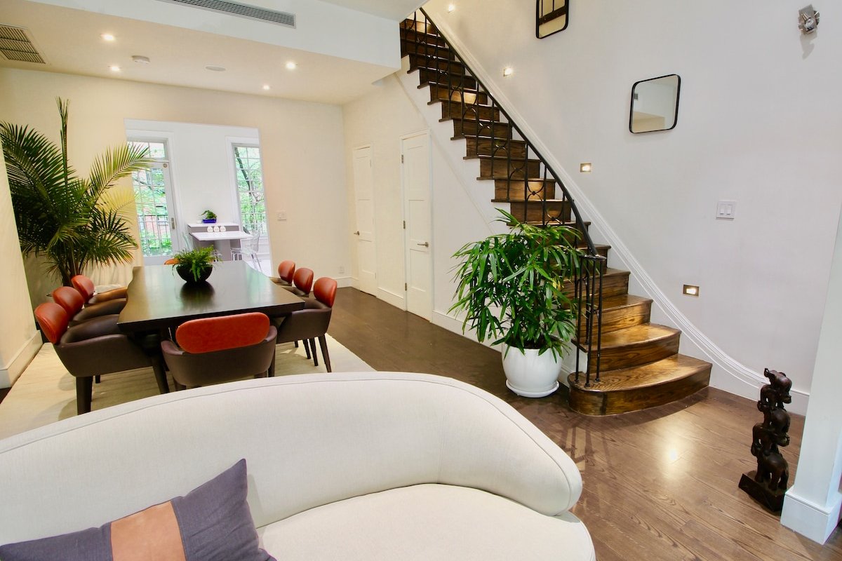 Private, Beautiful Upper Eastside Townhome gallery image 4