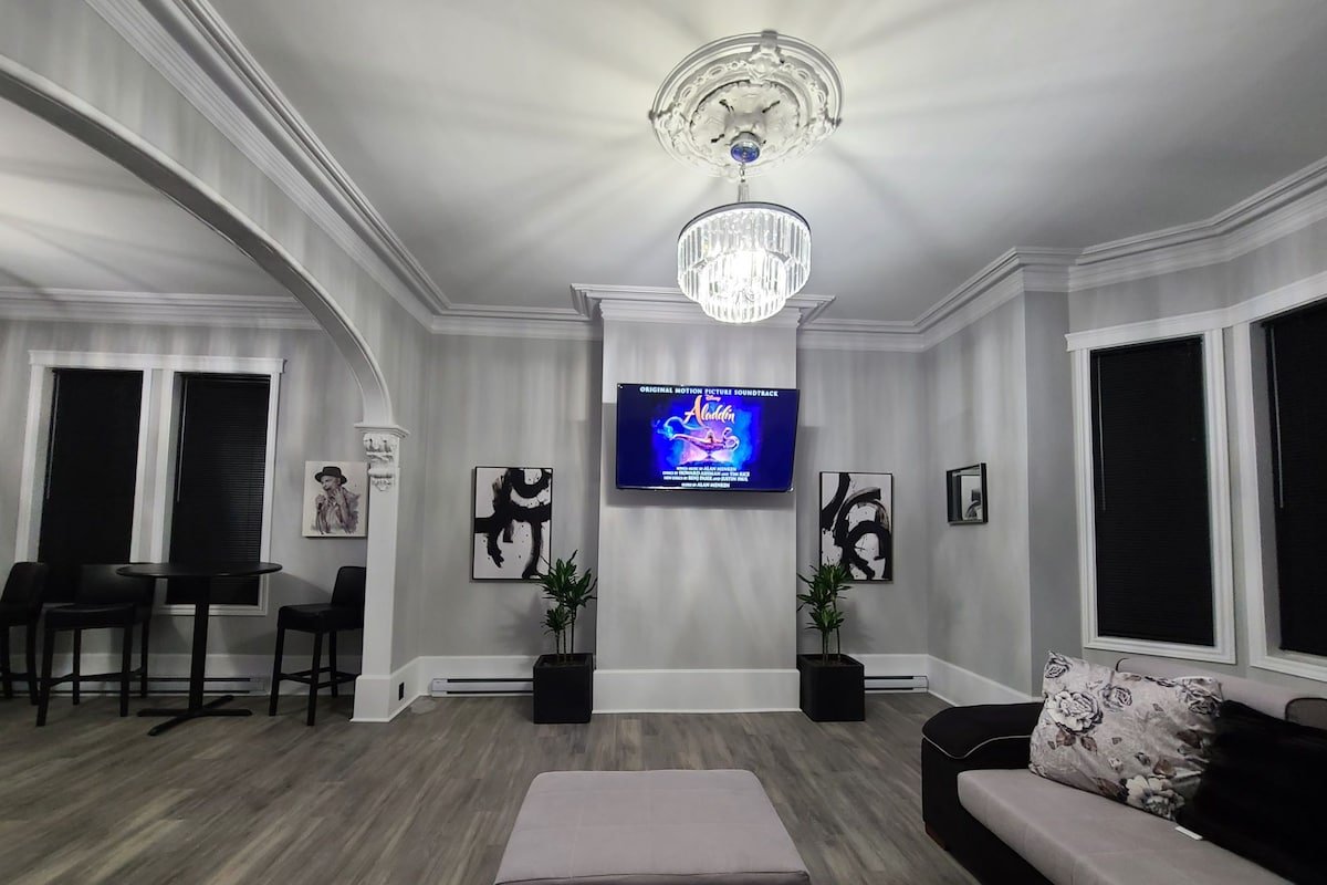 Beautifully Renovated 2 Bedroom Unit -City Central gallery image 2