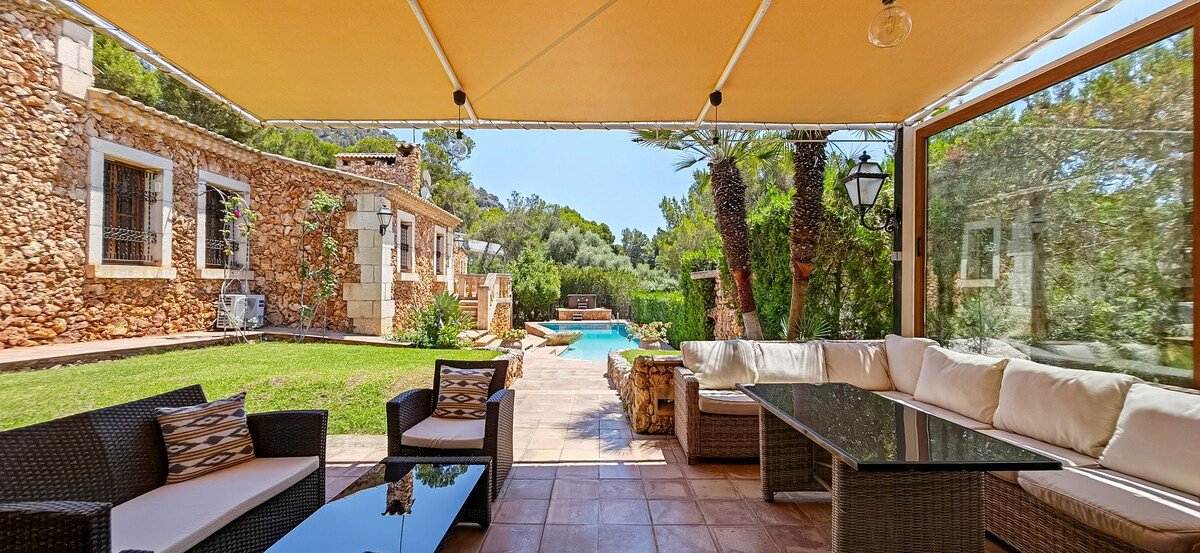 Stunning villa on the coast with pool and Wi-Fi gallery image 5