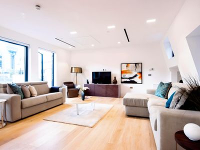 Iconic Landmarks at Reach: Gorgeous Penthouse!