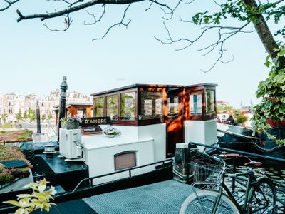 Delightful 2 bedrooms houseboat in Amsterdam-Pijp