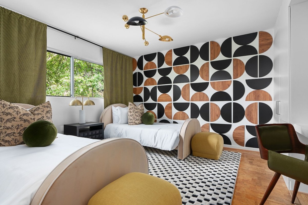 MidMod Bungalow 5BR Heated Pool gallery image 5