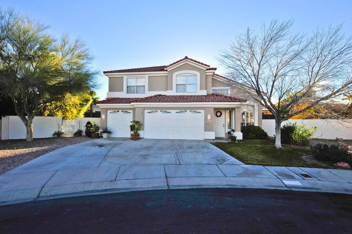 Summerlin’s Finest with fabulous back yard gallery image 3