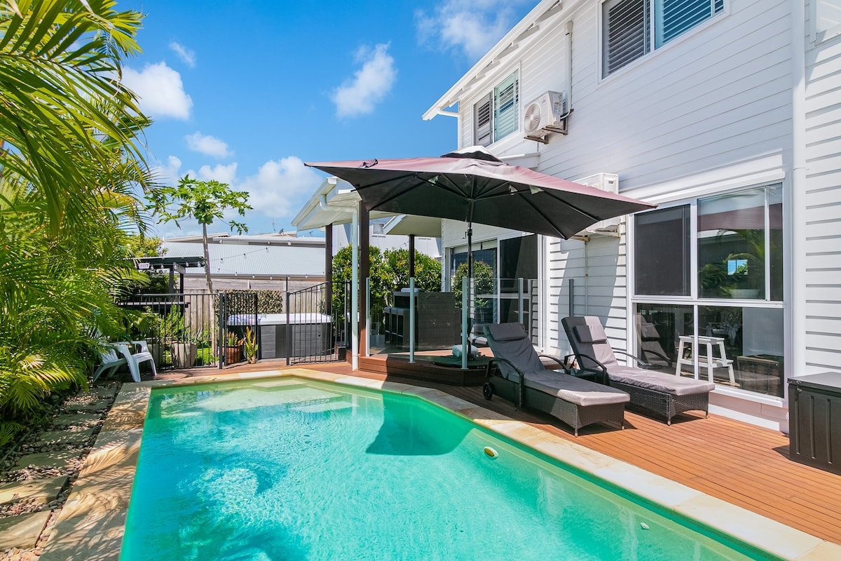 Cosy Coastal Charm – Cute Beach House by uHoliday gallery image 2