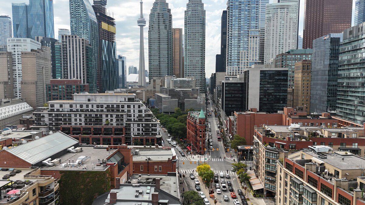 Lively Area Family Size Walk to St Lawrence Market gallery image 2