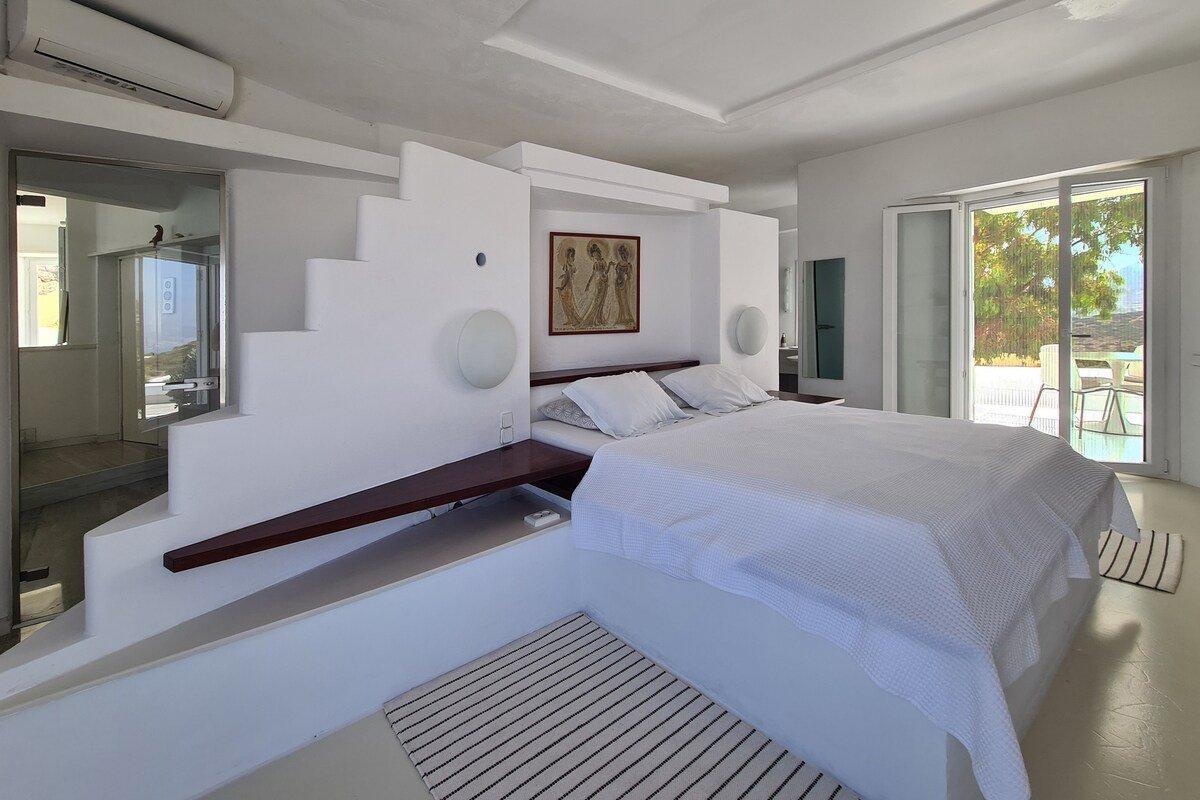 Luxury Villa with Infinity Pool & Sunset Sea Views gallery image 4