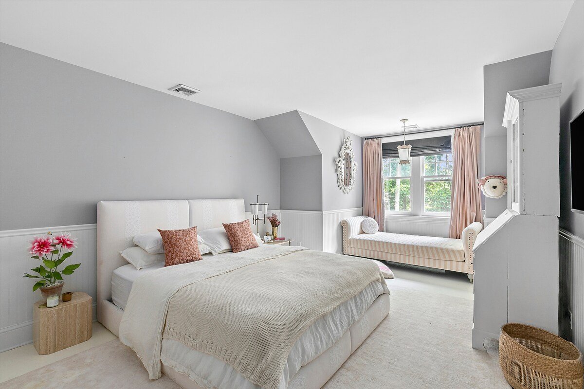 Designer’s Hamptons Stunner gallery image 2