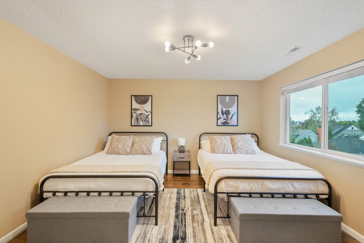 Welcoming 4BR/3.5BA – Steps from Mt. Tabor Park gallery image 4