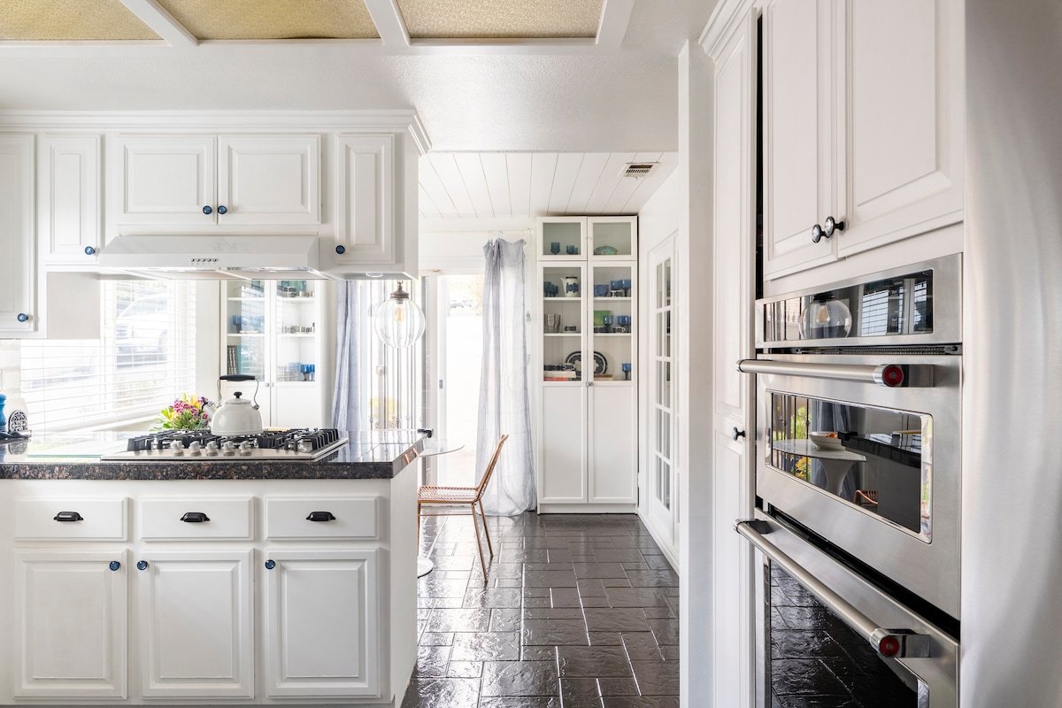 Eagle Rock Hilltop Retreat – Amazing Downtown View gallery image 5