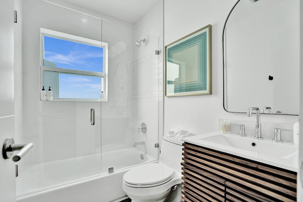 Extended family retreat-Tropical pool!<2 mi beach! gallery image 5