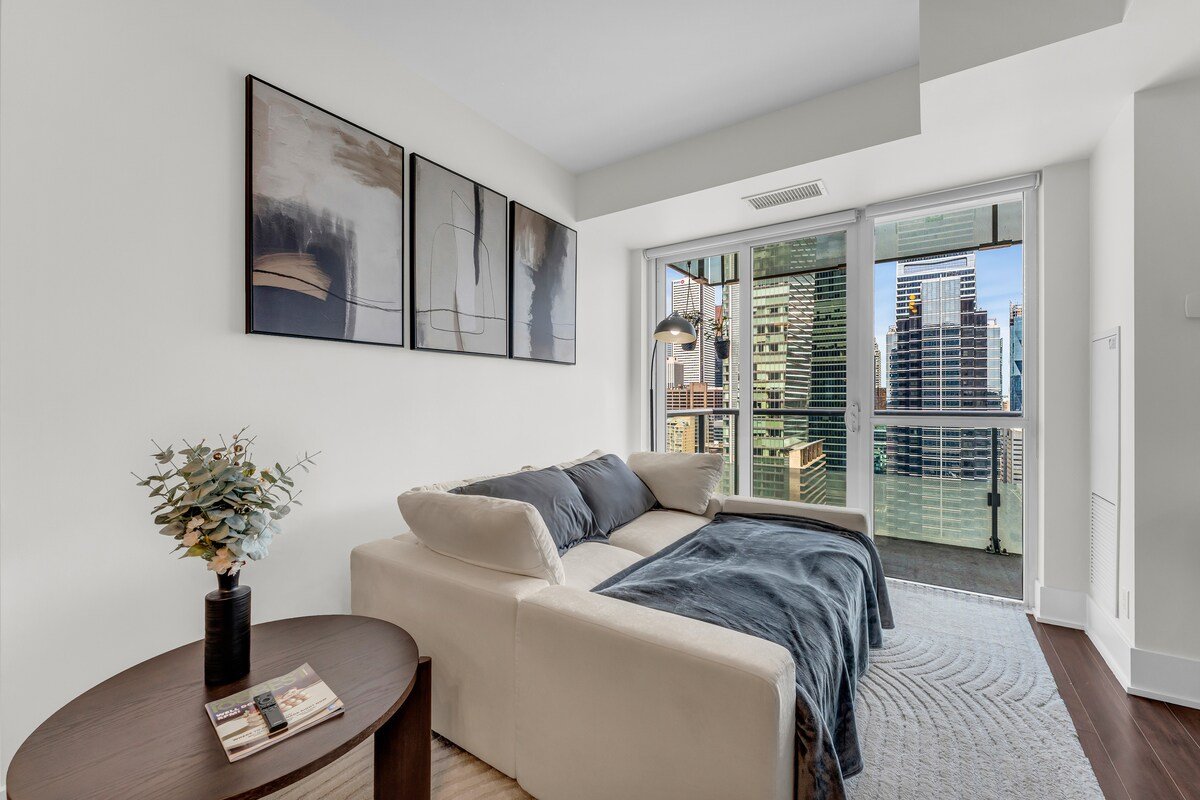 Elegant 2BR | CN Tower + Lake View w/ Rooftop Pool gallery image 5