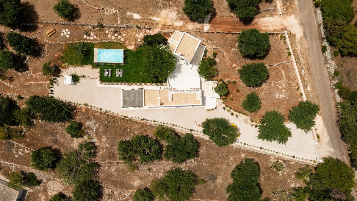 [sea 10 mins far] Villa pool and terrace sea view gallery image 3