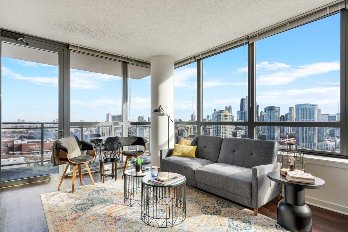 West Loop 2BR with Skyline Views + Prime Location