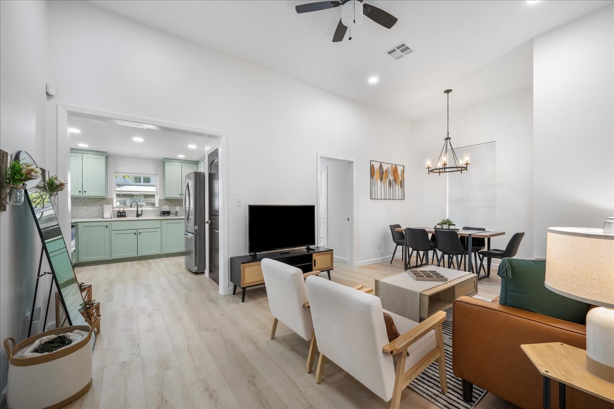 Main House + 2 Back Houses gallery image 4