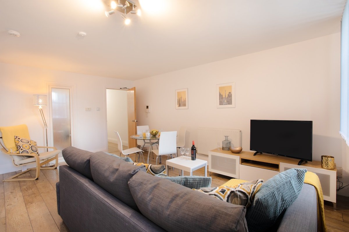 2BR | smart TV | self check-in | coffee machine gallery image 4