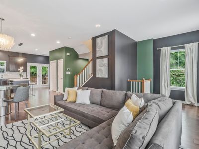 “Chic” DC Townhome w/ Parking