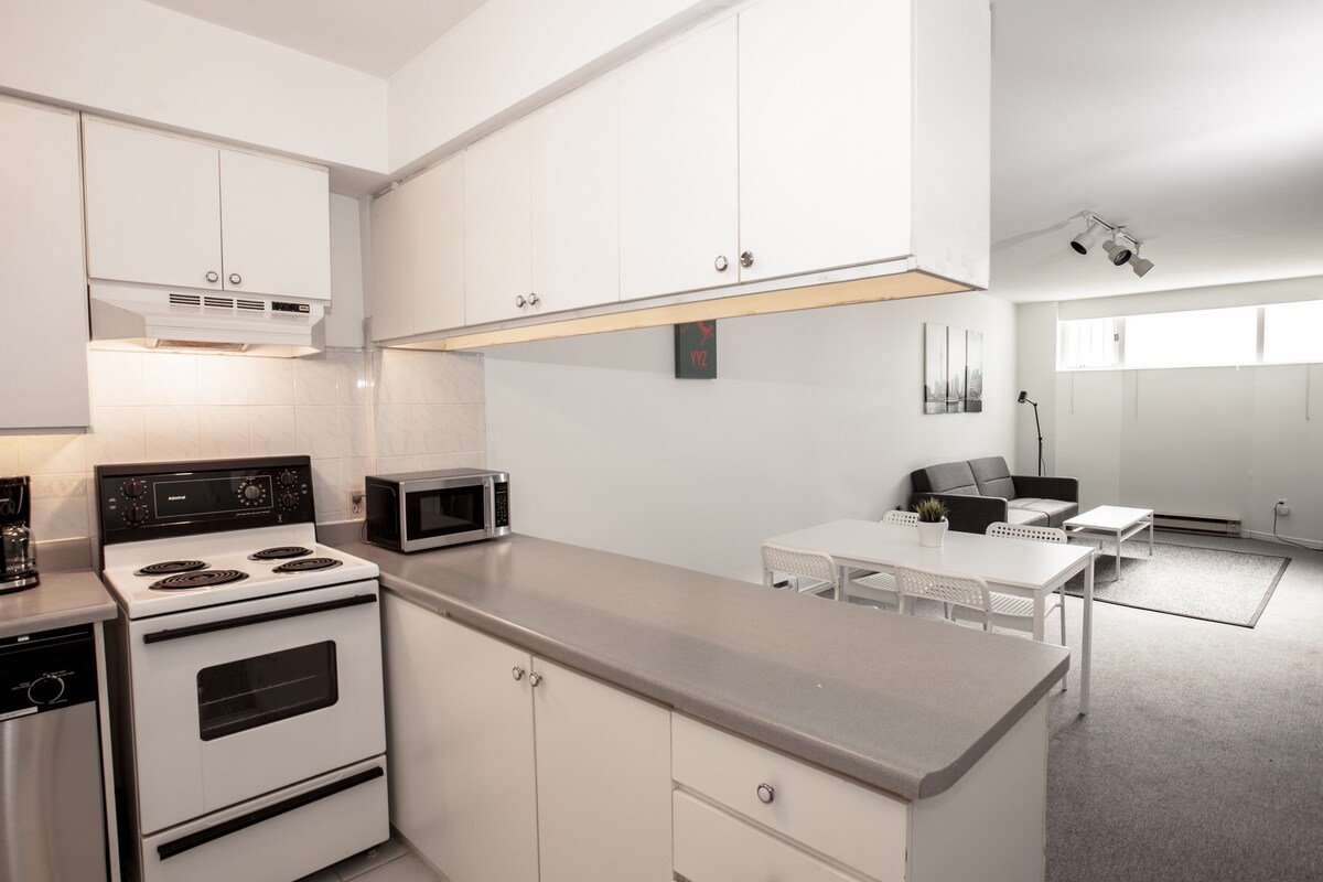 DUNDAS SQUARE – Spacious Bunker – with 2 Desks gallery image 3