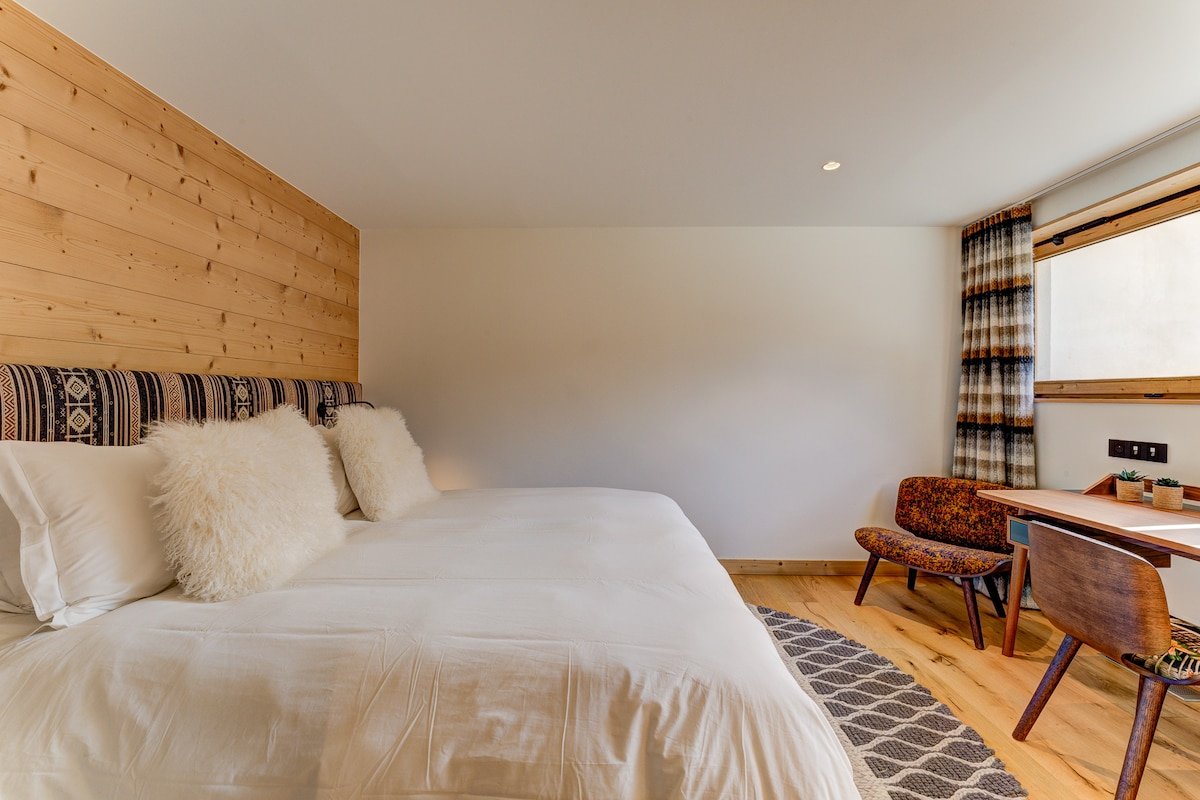 Panoramic views + daily cleaning & bkfst services gallery image 4