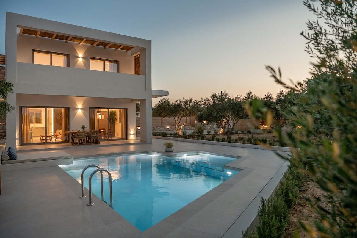 Heated pool *Walk to Taverna * 500mt to the beach gallery image 4