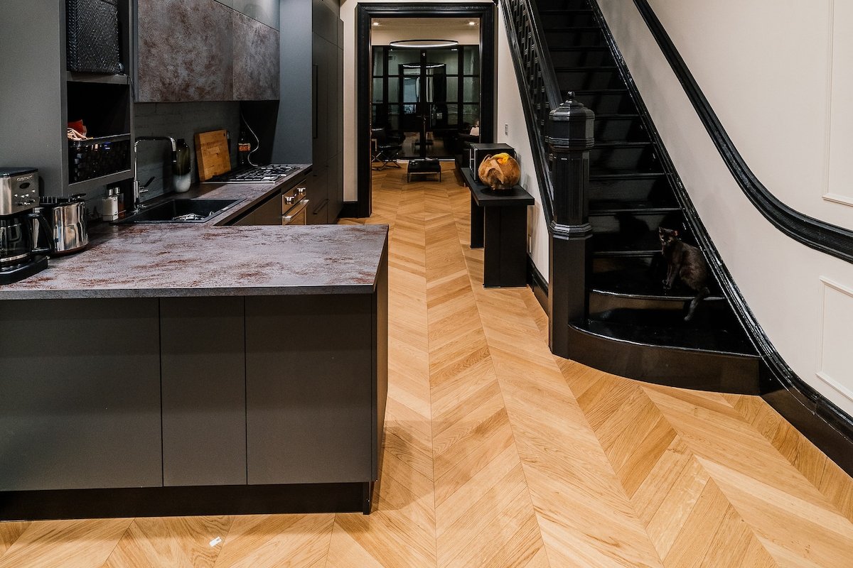 Stylish Townhouse with patio and backyard gallery image 3