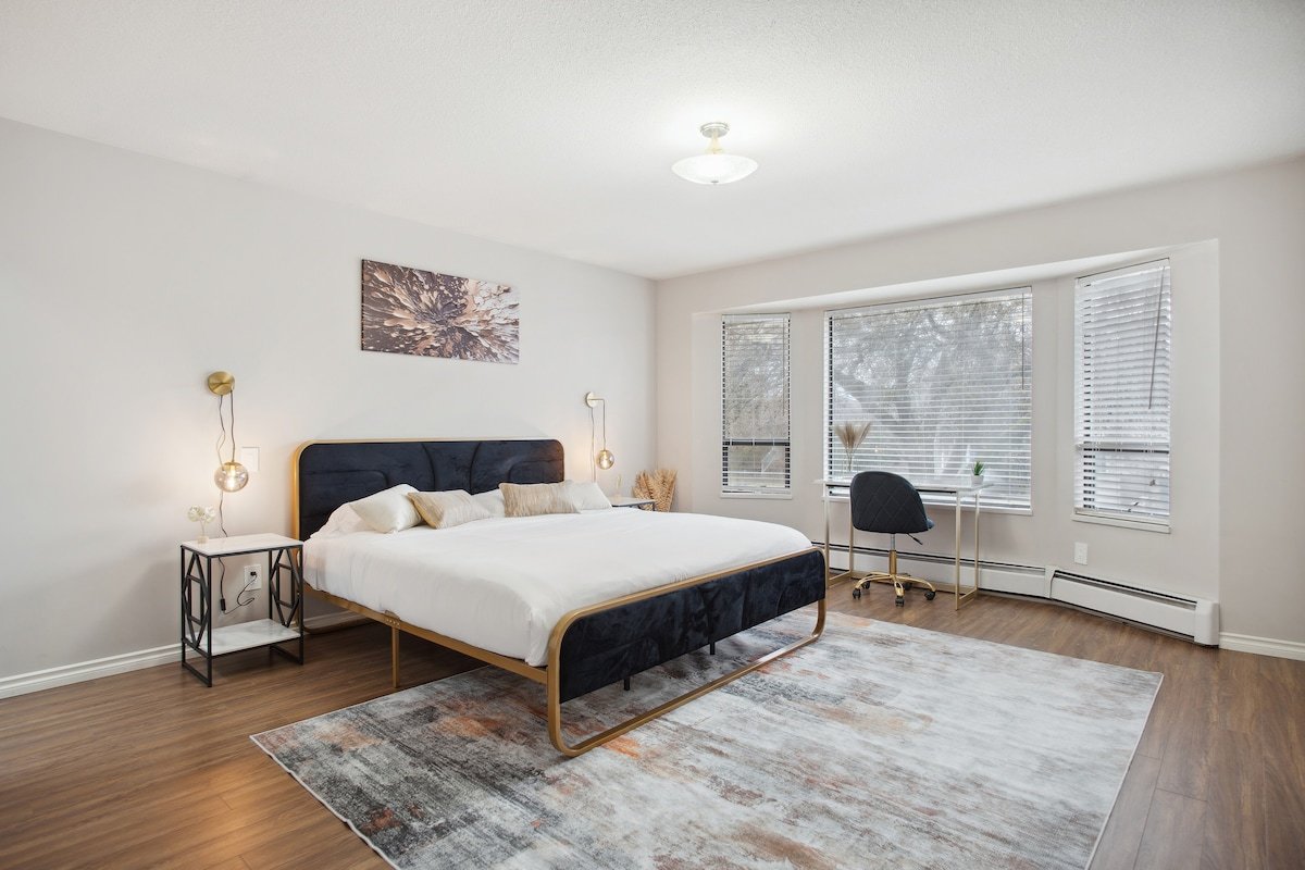 Spacious Retreat w/Garage, Arcade, and Pickleball gallery image 4