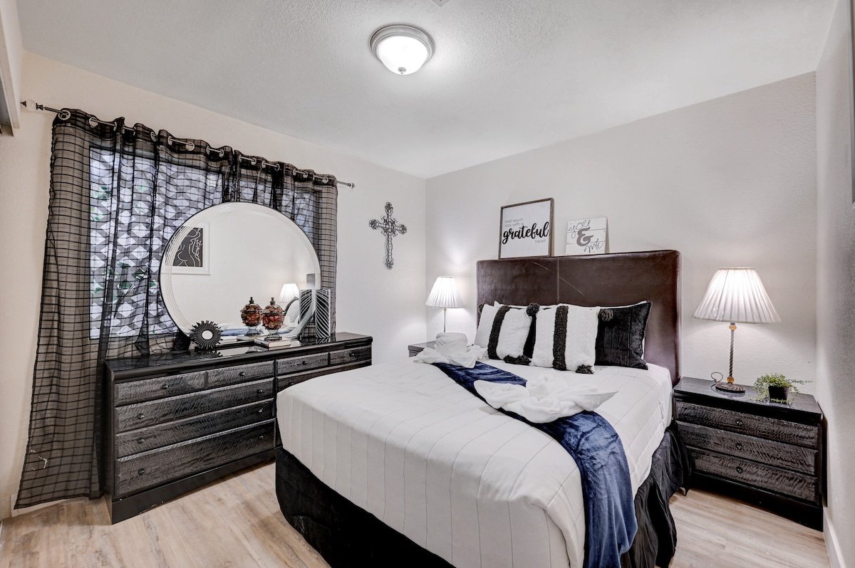 Colossus Estate: Expansive 9-bedroom Home gallery image 3