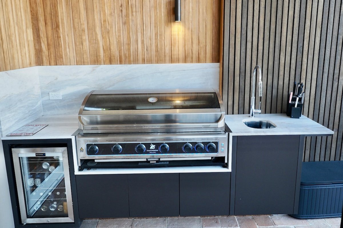 House with a Pool, outdoor dining near City &Beach gallery image 4