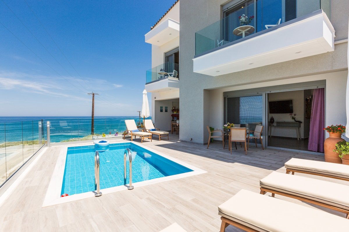 Premium Beachfront Villa, 40m from the beach! gallery image 4