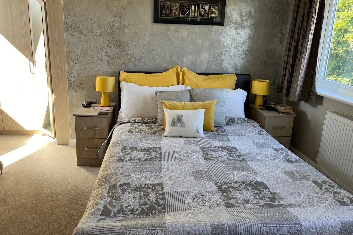 Entire 4-Bedroom Home in Hale gallery image 2