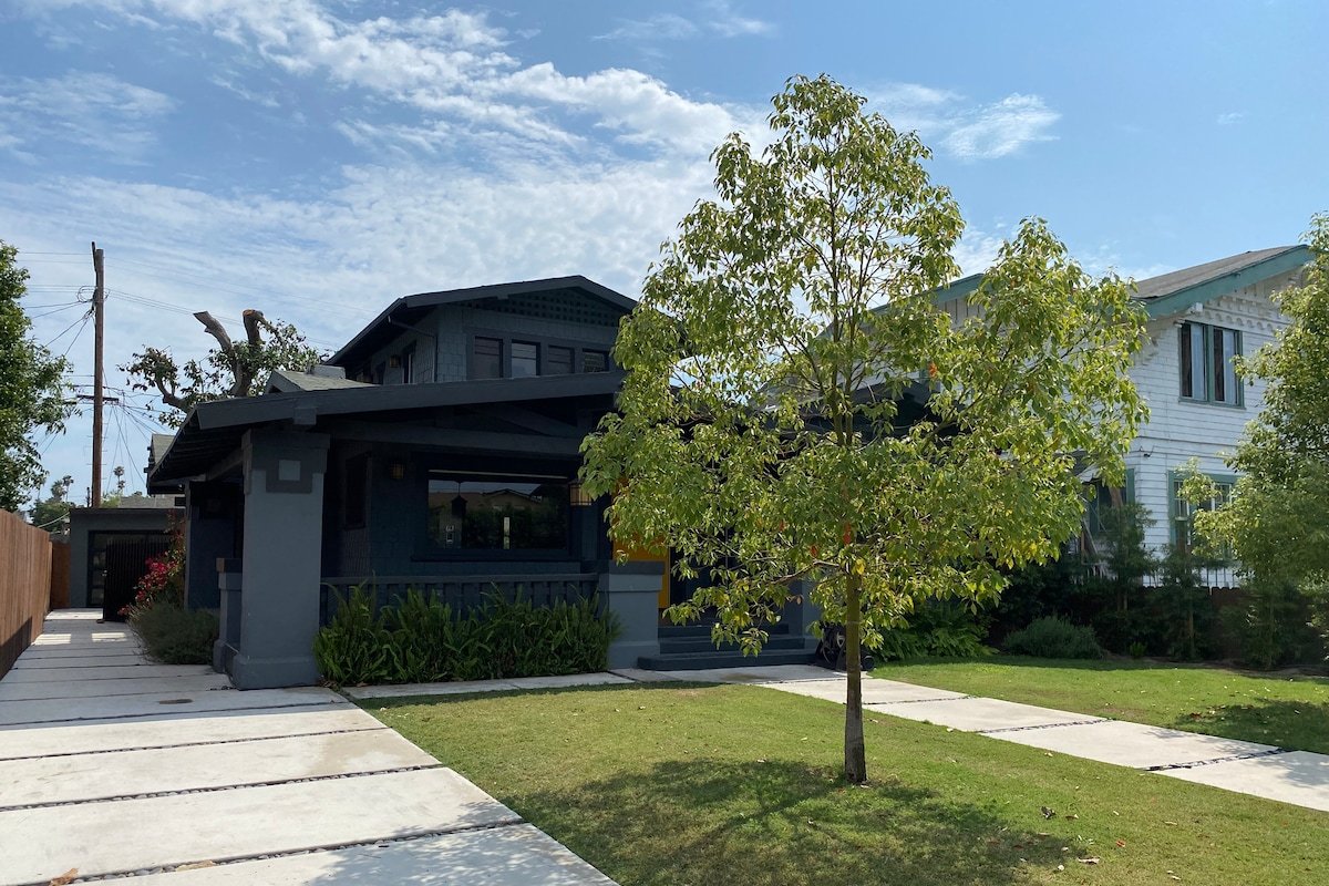 Craftsman Retreat: 4 bedrooms & 2 living rooms gallery image 3