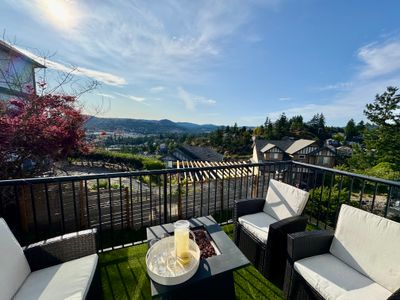 Modern Hilltop Home with Views! King bed