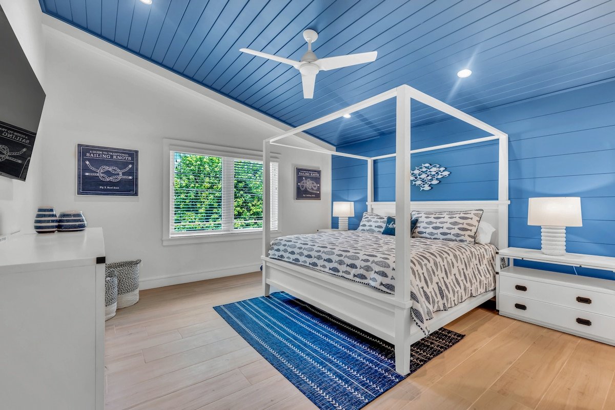 Luxury Home with Pool and Putting Green! Close to gallery image 4