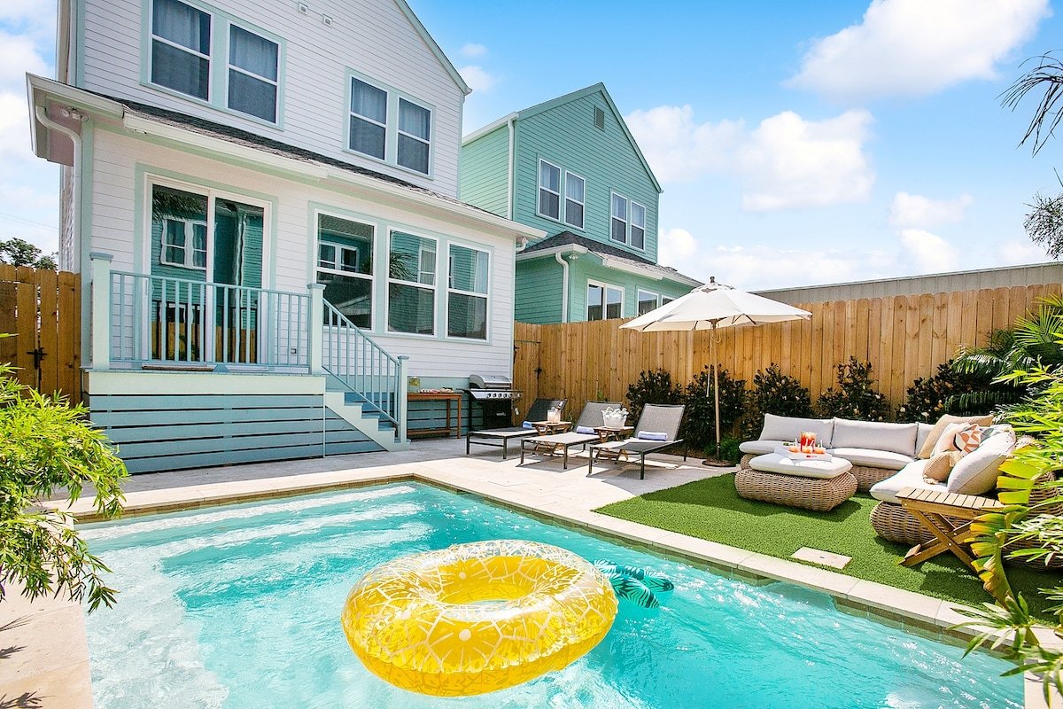 Trendy Oasis with Heated Pool, Grill – Near FQ gallery image 2