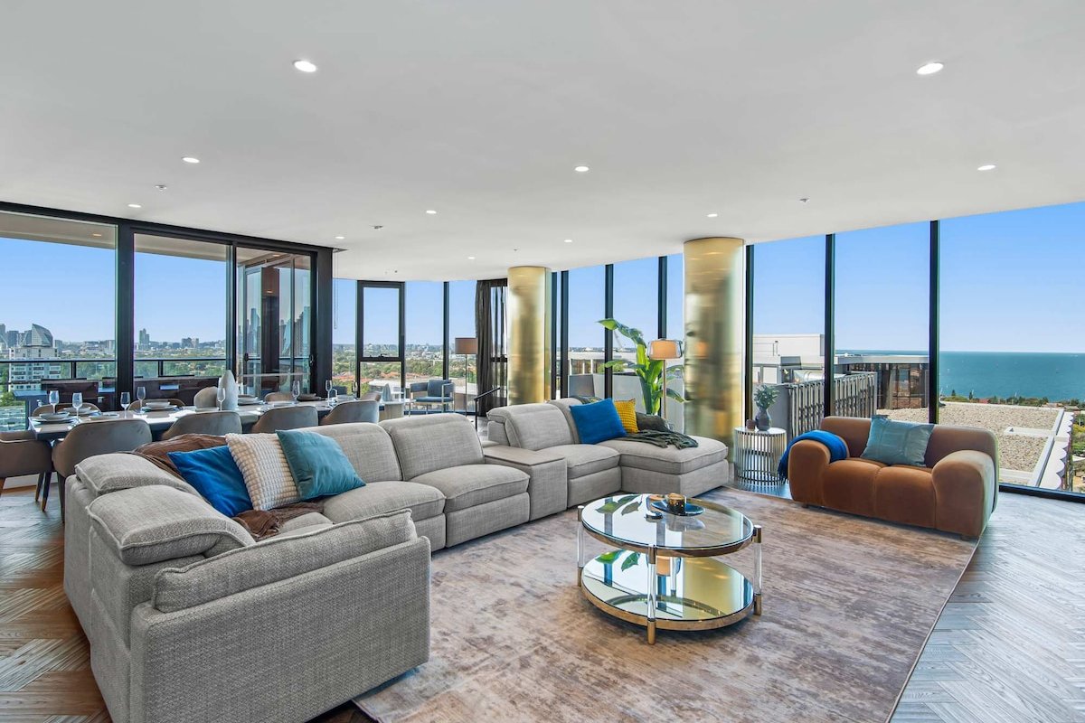 Jaw-dropping 4BD Penthouse in Beachside Resort