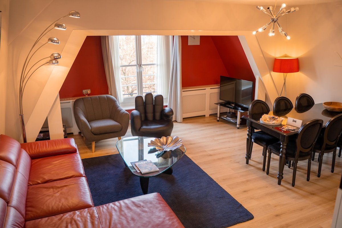 Karel Appel apartment with canal view + terrace gallery image 2