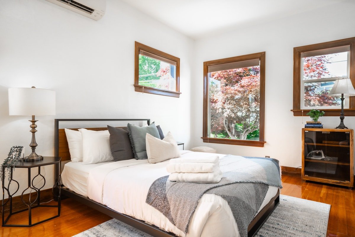 Stylish 3B2B home w/AC in Central Ballard gallery image 2