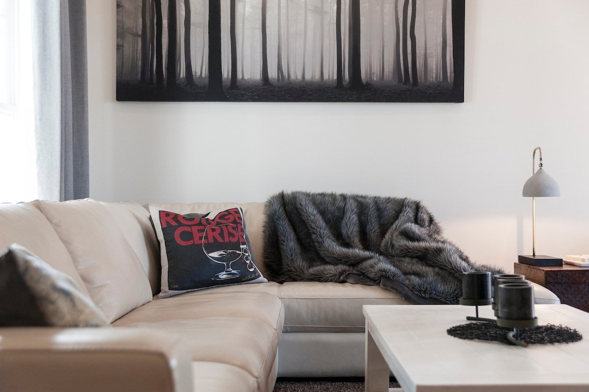 Stylish home with outdoor hot tub close to Hobart gallery image 3