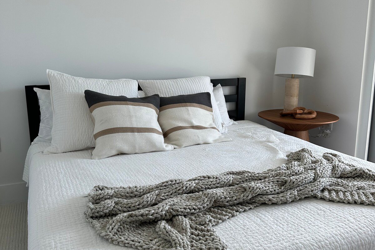 Stunning 2-story waterfront home gallery image 5